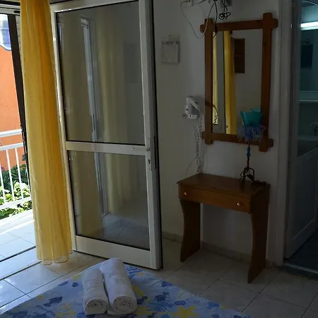 Hotel Chrisi Akti *